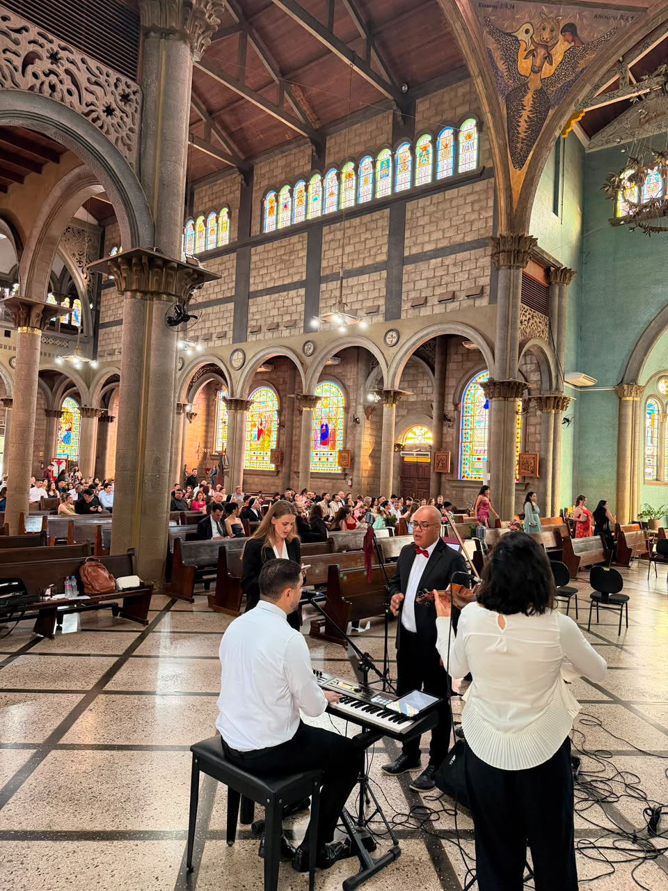 Grupo musical para casamento em Londrina tocando ao vivo durante uma cerimônia religiosa em igreja